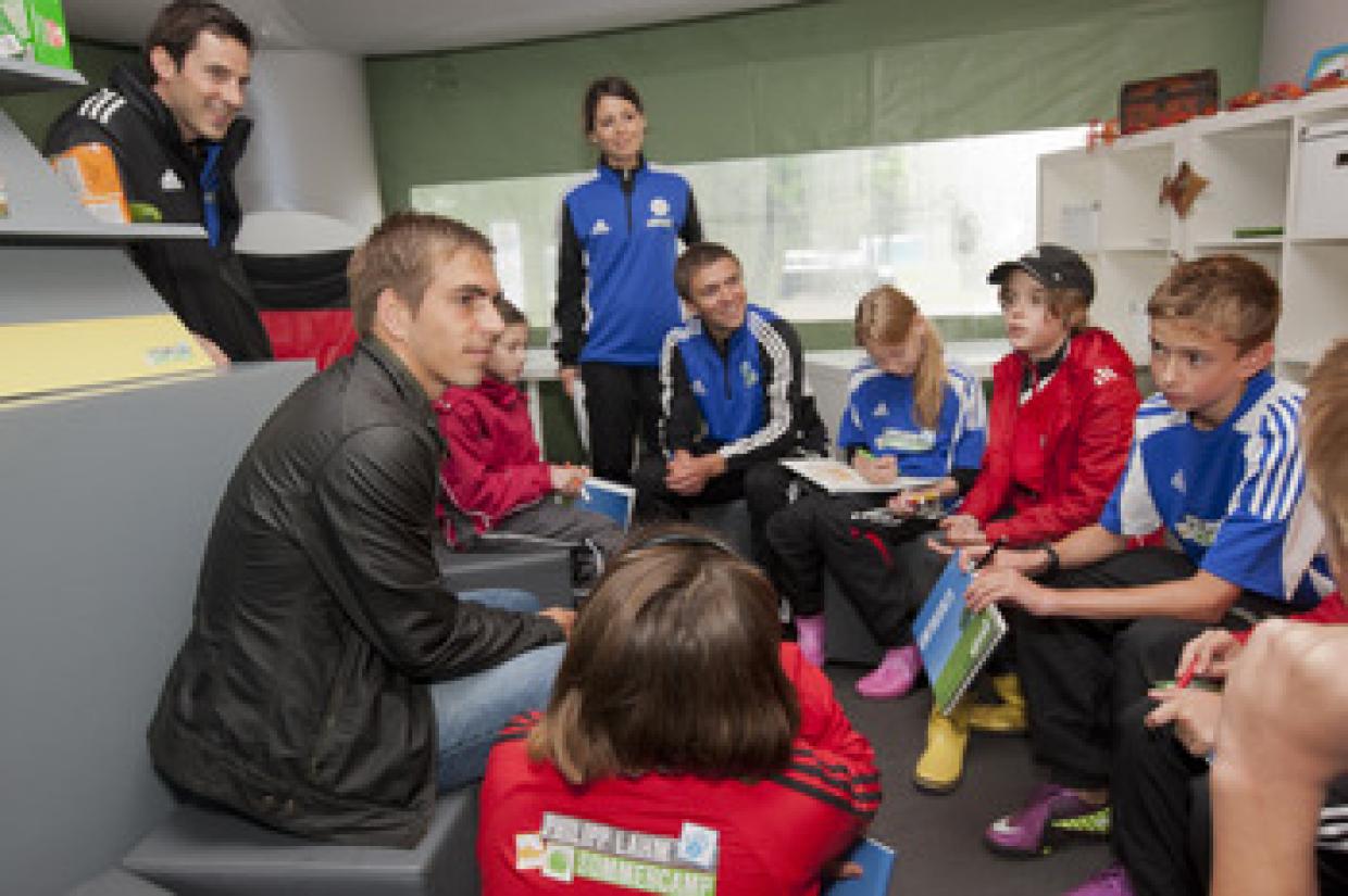 Philipp Lahm mal ganz persönlich: mit Kindern in der Jugendbildungsstätte Kurt Löwenstein