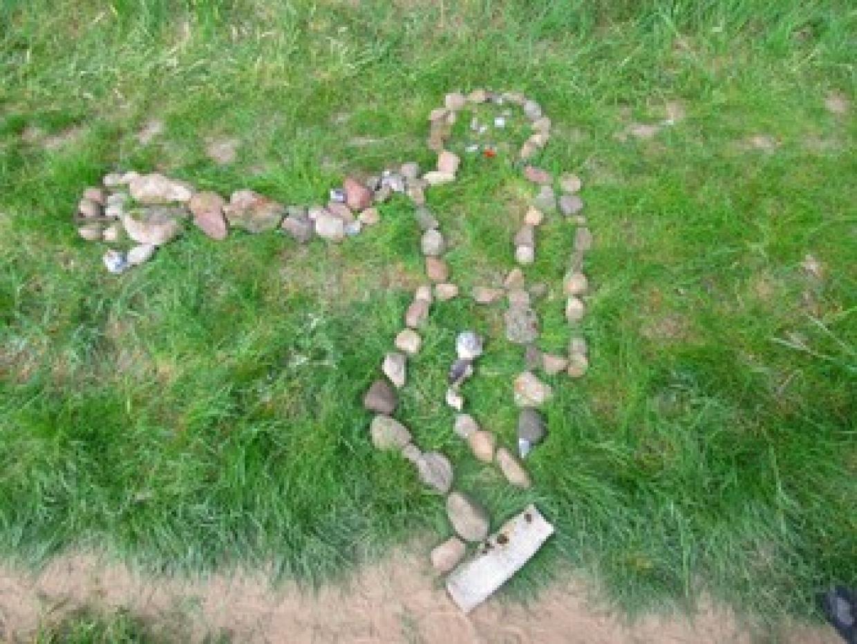 "Landart": Eine Arbeitsgruppe formte Skulpturen aus natürlichen Materialien.