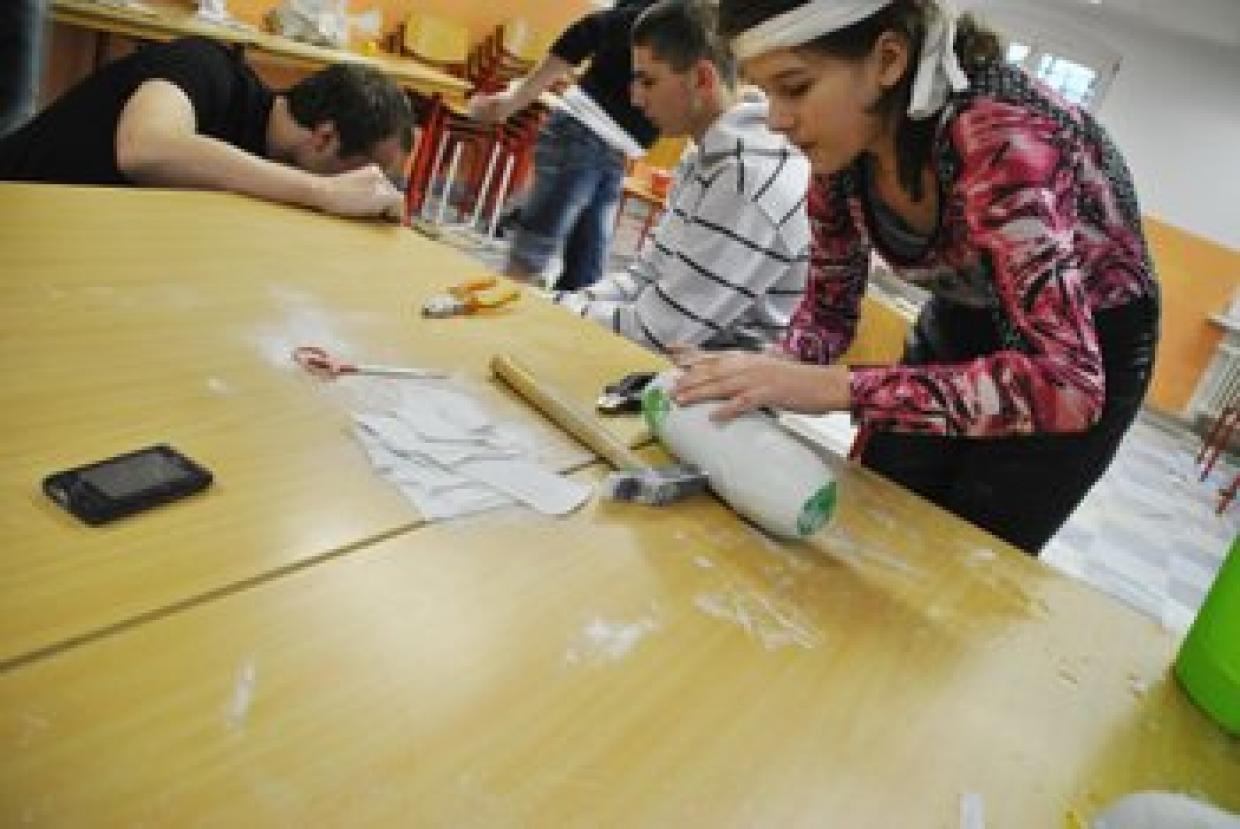 Das gips? Die 14-jährige Justyna Wośniak im Kreativworkshop während der deutsch-polnischen Jugendbegegnung in der Jugendbildungsstätte Kurt Löwenstein