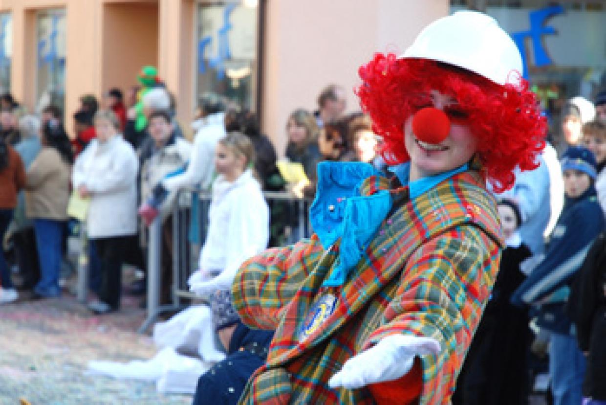 Von Clownerie über Akrobatik bis hin zu Rope Skipping beim deutsch-polnischen Zirkusprojekt. Foto: Paul-Georg-Meister / www.pixelio.de