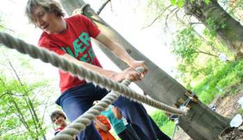 Der auf dem Seil tanzt: Teamarbeit schulen und Gruppendynamik erfahren - in der Jugendbildungsstätte Kurt Löwenstein. Foto: Jens Thomas