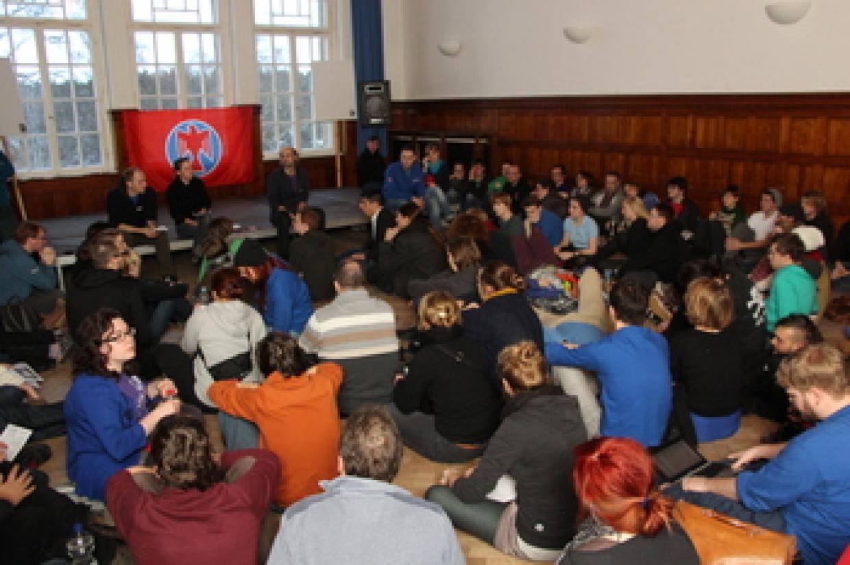 Über 200 junge Menschen versammeln sich im Saal.